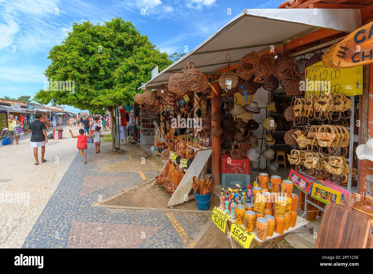 Santa Cruz Cabralia, BA, Brasile - 05 gennaio 2023: La Feirinha de Coroa Vermelha, una fiera all'aperto che vende artigianato fatto da gente locale e Th Foto Stock