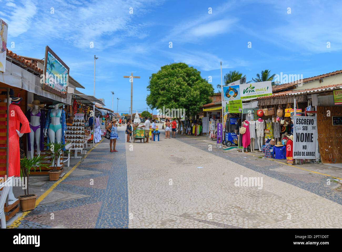Santa Cruz Cabralia, BA, Brasile - 05 gennaio 2023: La Feirinha de Coroa Vermelha, una fiera all'aperto che vende artigianato fatto da gente locale e Th Foto Stock