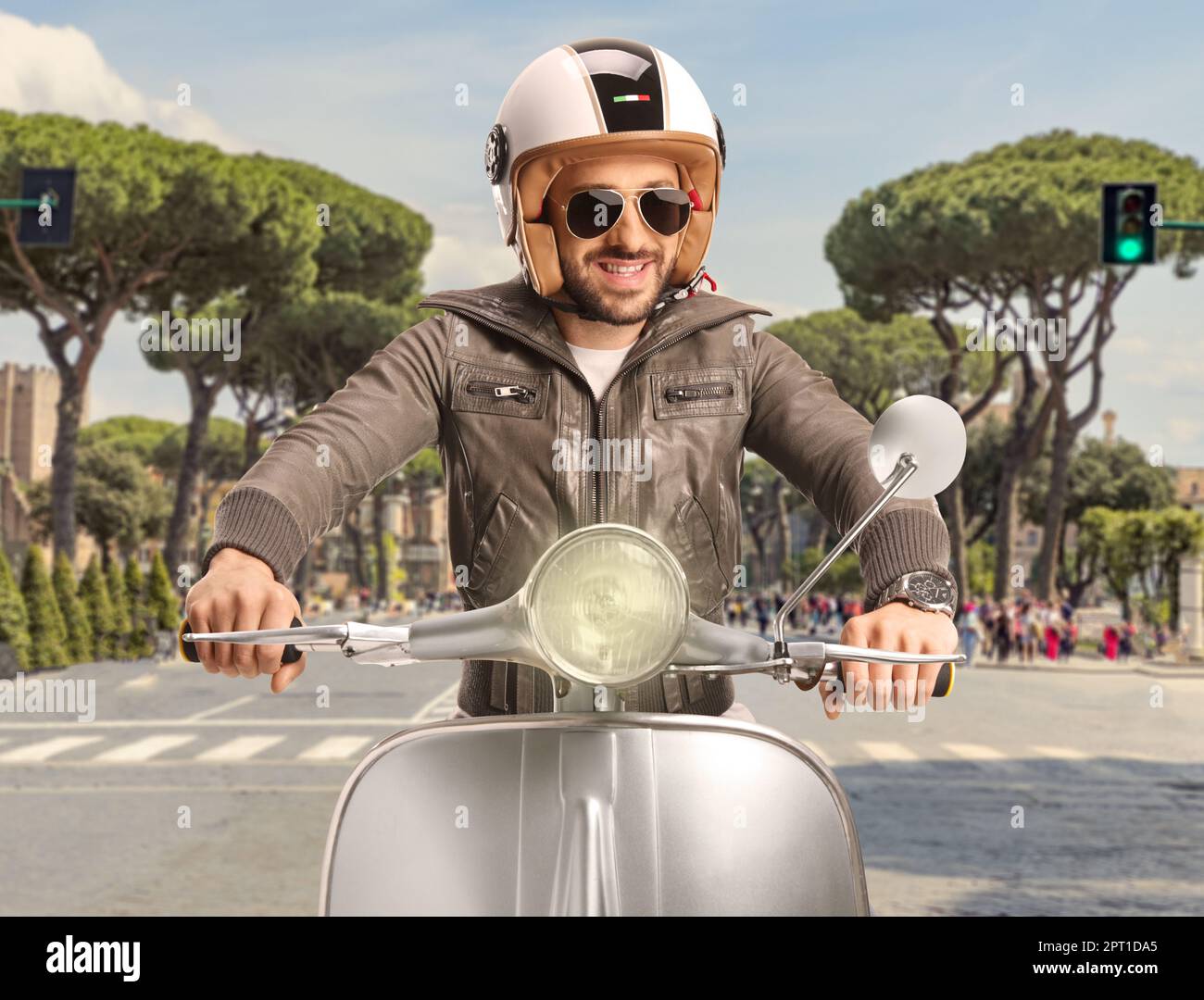 Man on scooter rome italy immagini e fotografie stock ad alta risoluzione -  Alamy