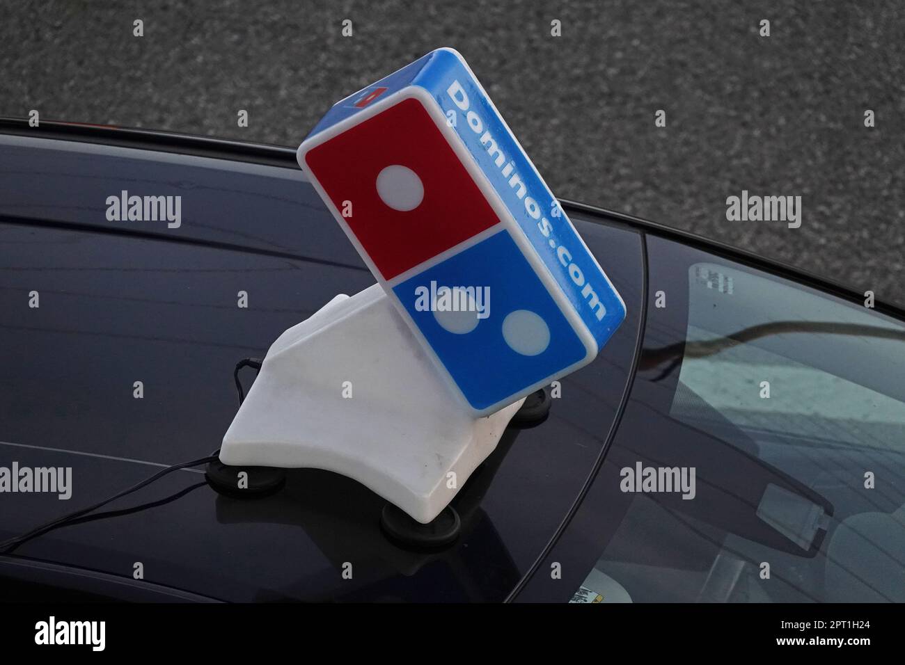 Los Angeles, California / USA - 8 maggio 2020: Un cartello di plastica Dominos Pizza sul tetto, pubblicizzando dominos.com, è in cima ad una vettura di consegna durante il giorno. Foto Stock