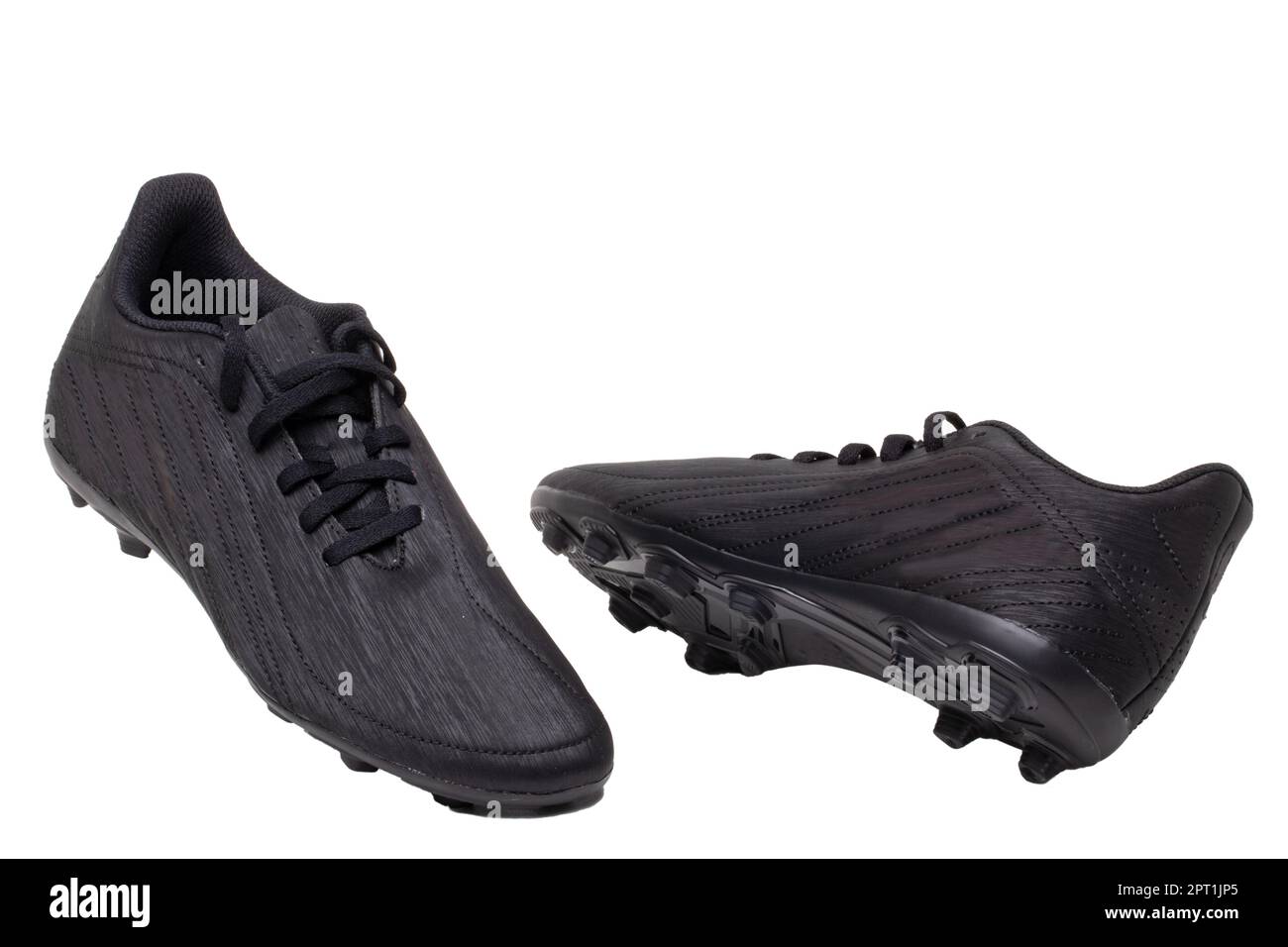 Primo piano di un paio di scarpe da calcio in pelle nera isolate su sfondo bianco. Scarpe da ginnastica professionali per ragazzi. Scarpe sportive. Foto Stock