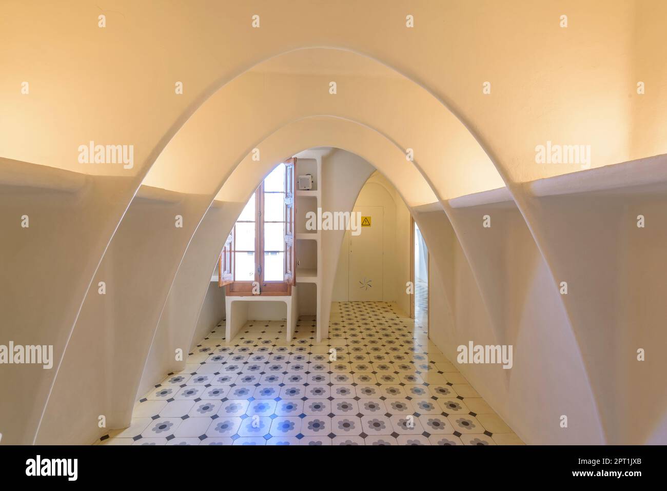 Soffitta di Casa Batlló a forma di archi catenaria o parabolici (Barcellona, Catalogna, Spagna) ESP: Desván de la Casa Batlló con forma de arcos Foto Stock