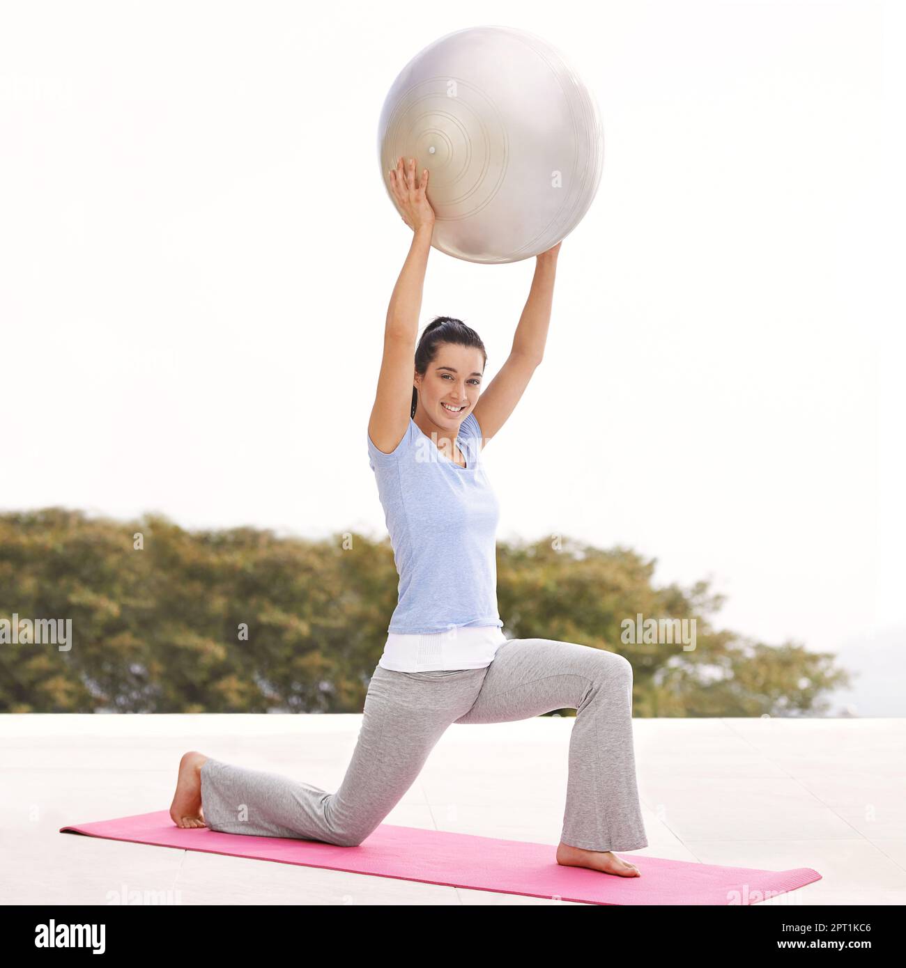 La vostra salute è il vostro regalo più grande. Ritratto completo di una  giovane donna che fa yoga all'aperto Foto stock - Alamy