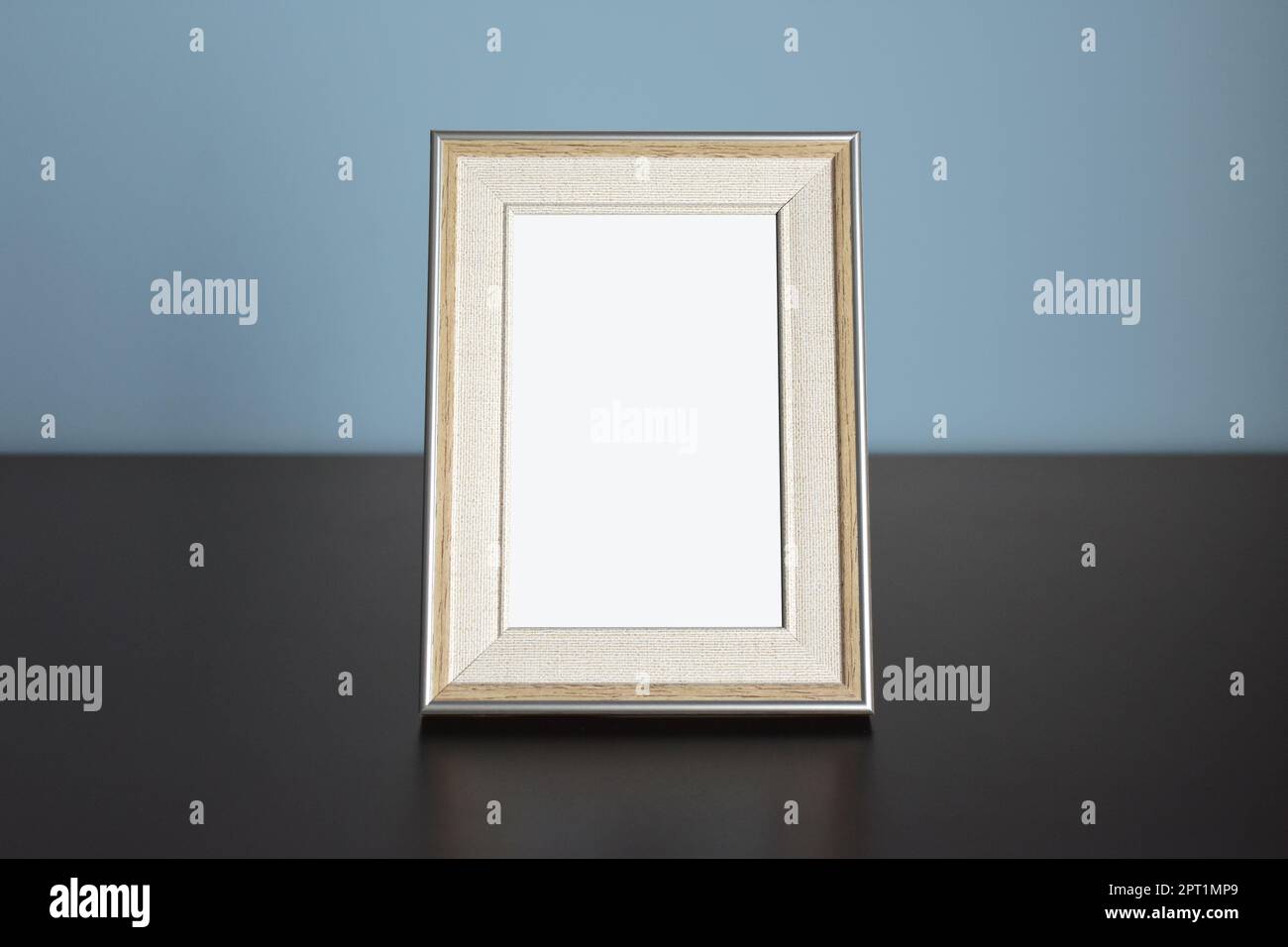 Foto cornice foto Mockup su tavolo con parete blu Foto Stock