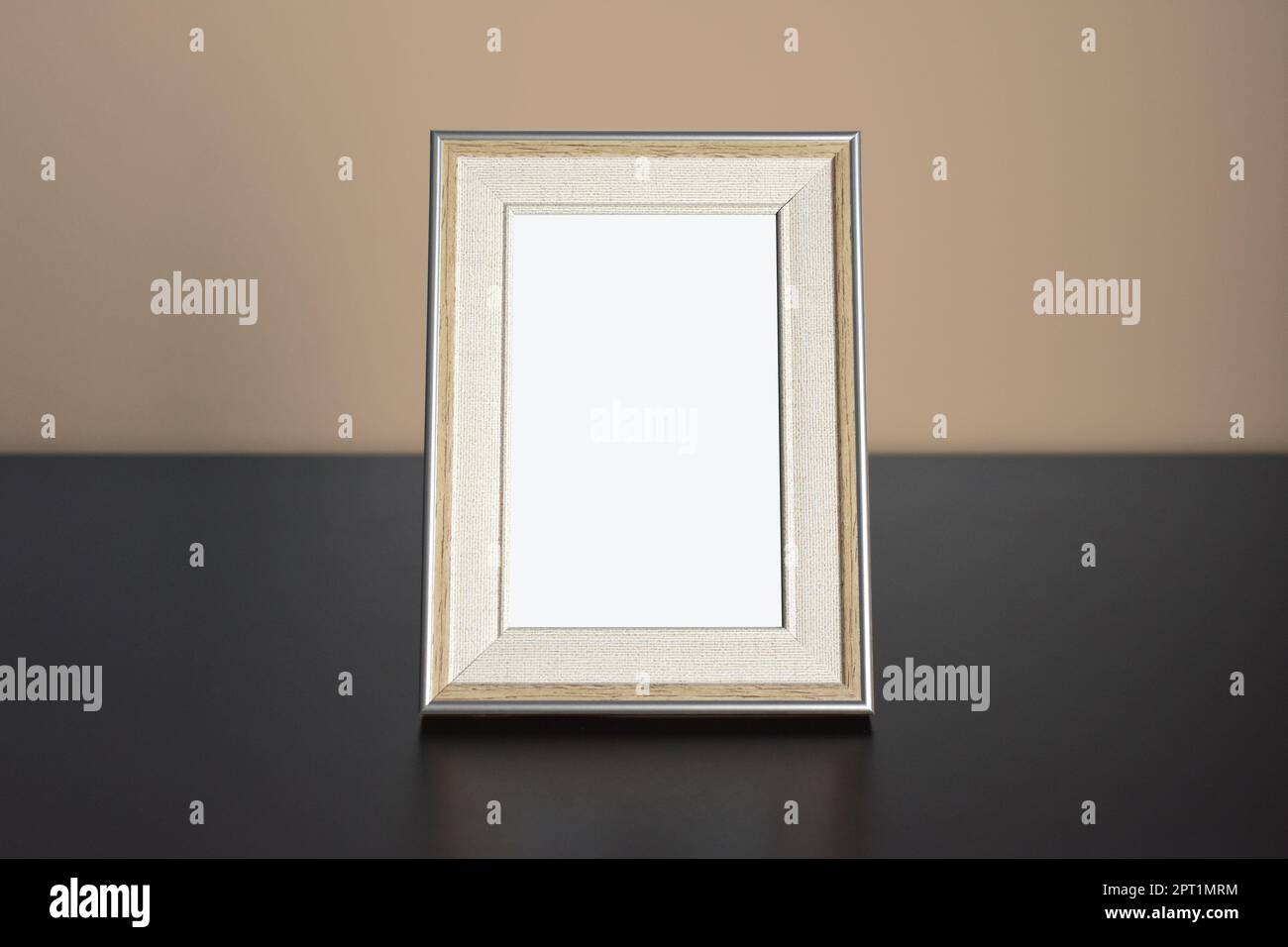 Foto cornice foto Mockup su tavolo con parete marrone Foto Stock