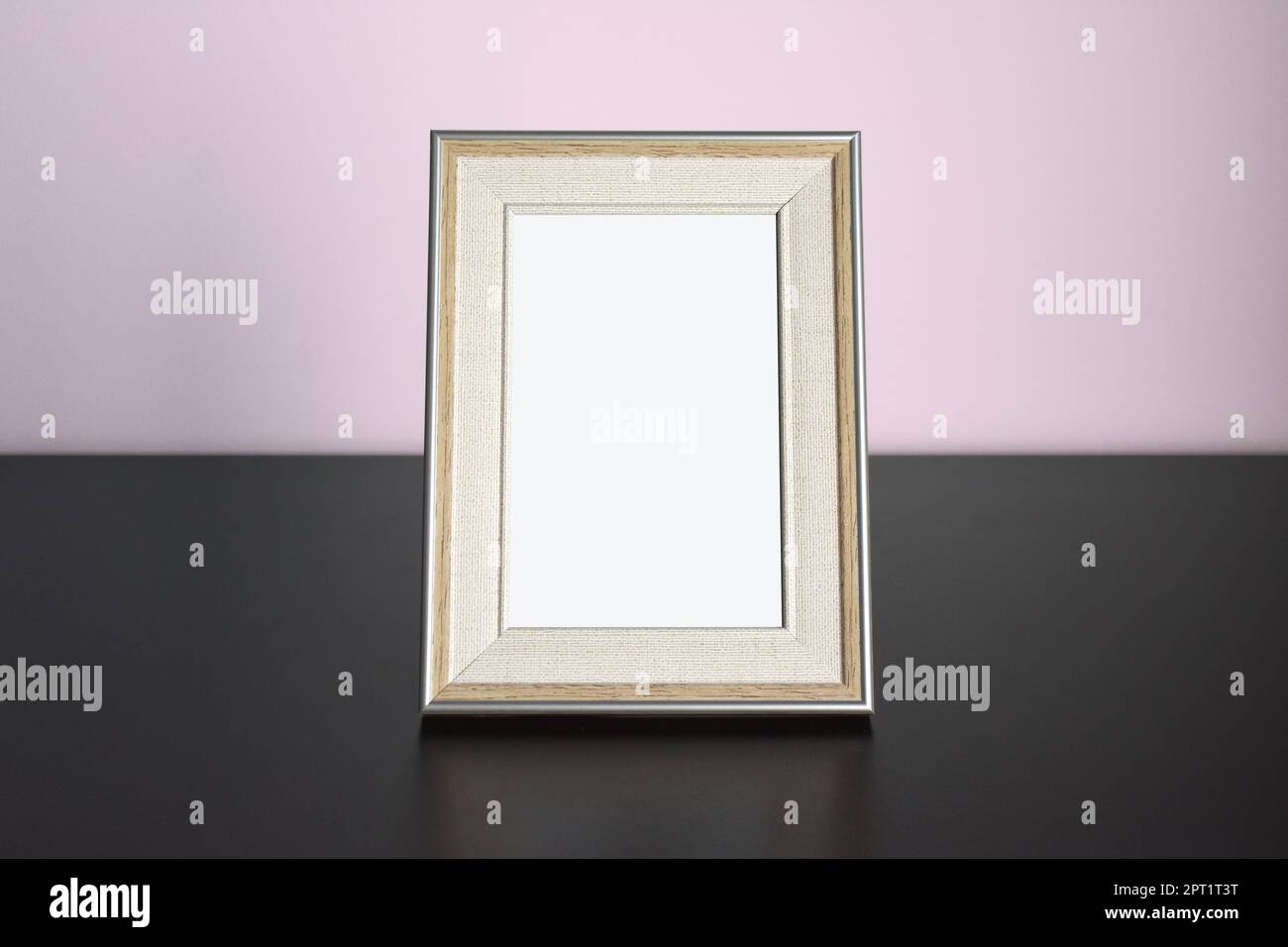 Foto cornice foto Mockup su tavolo con parete rosa Foto Stock