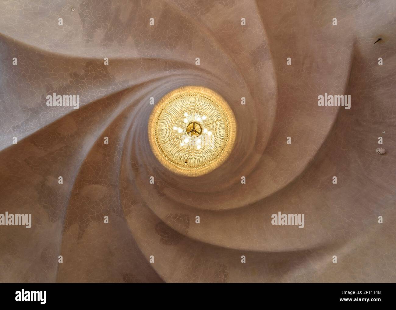 Lampada e soffitto della sala principale del piano nobile di Casa Batlló a forma di spirale elicoidale (Barcellona, Catalogna, Spagna) Foto Stock