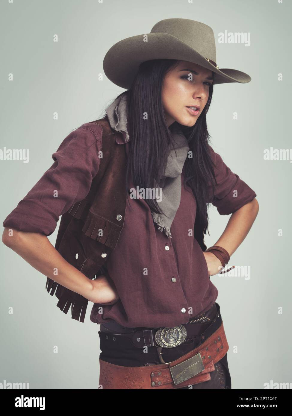 Non mi mentivo... non hai appena posto la domanda giusta... una giovane donna attraente in abbigliamento da cowboy Foto Stock