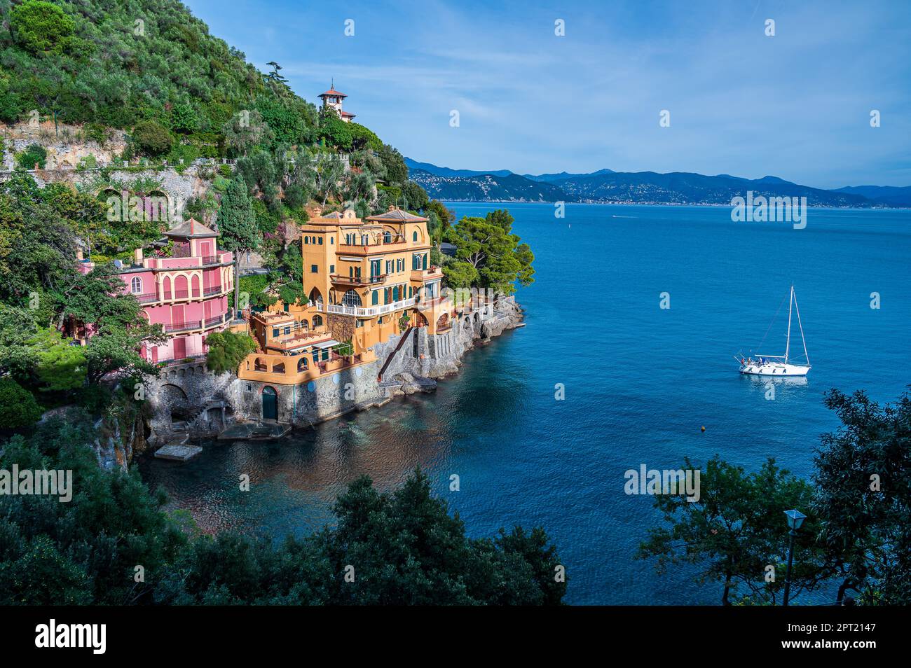 Magnifiche ville direttamente sul mare nel golfo di Portofino, famoso villaggio della Riviera Italiana Foto Stock