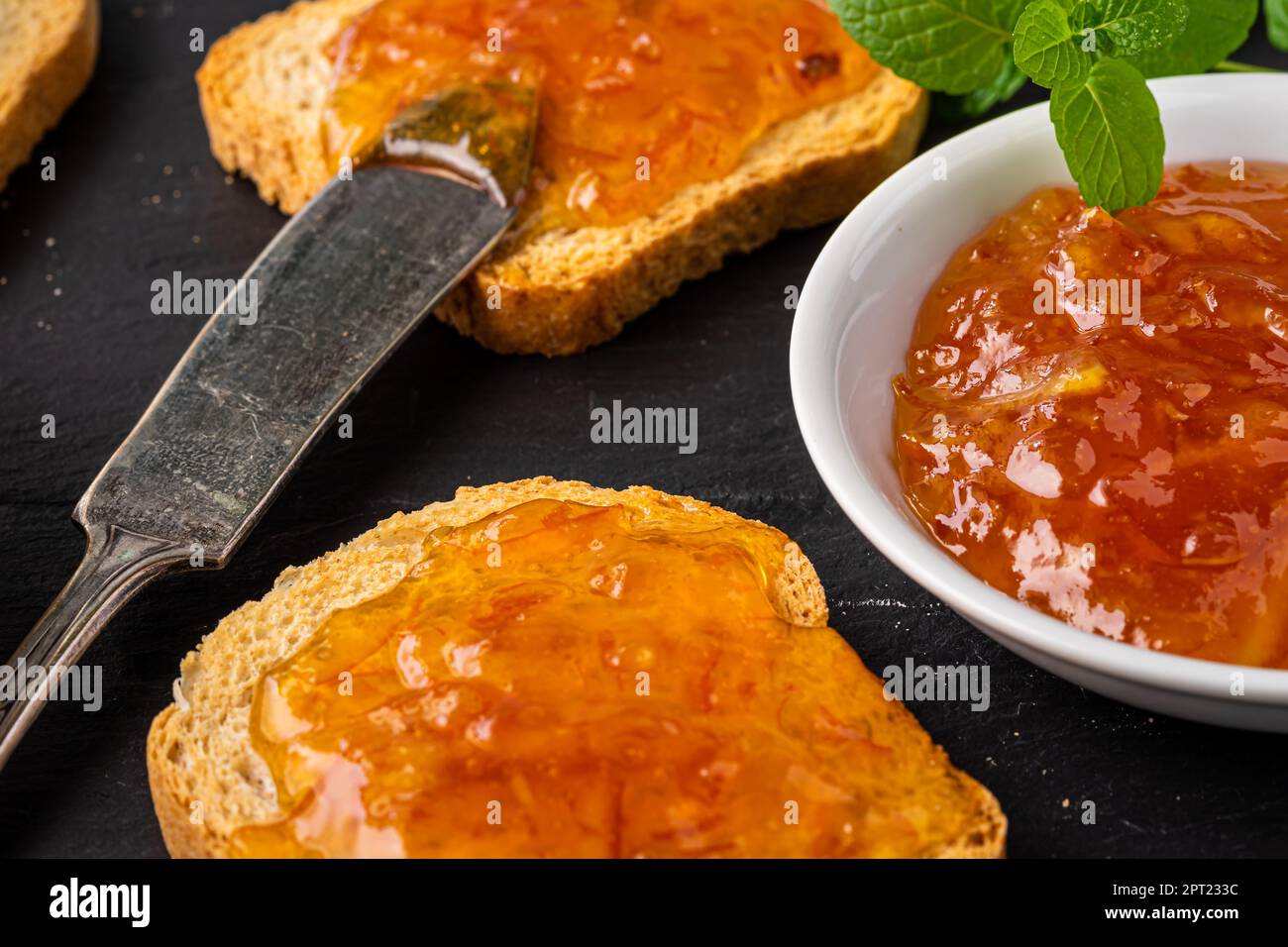 Pane tostato con frutta aranciata. Sopra lo scatto. Foto Stock
