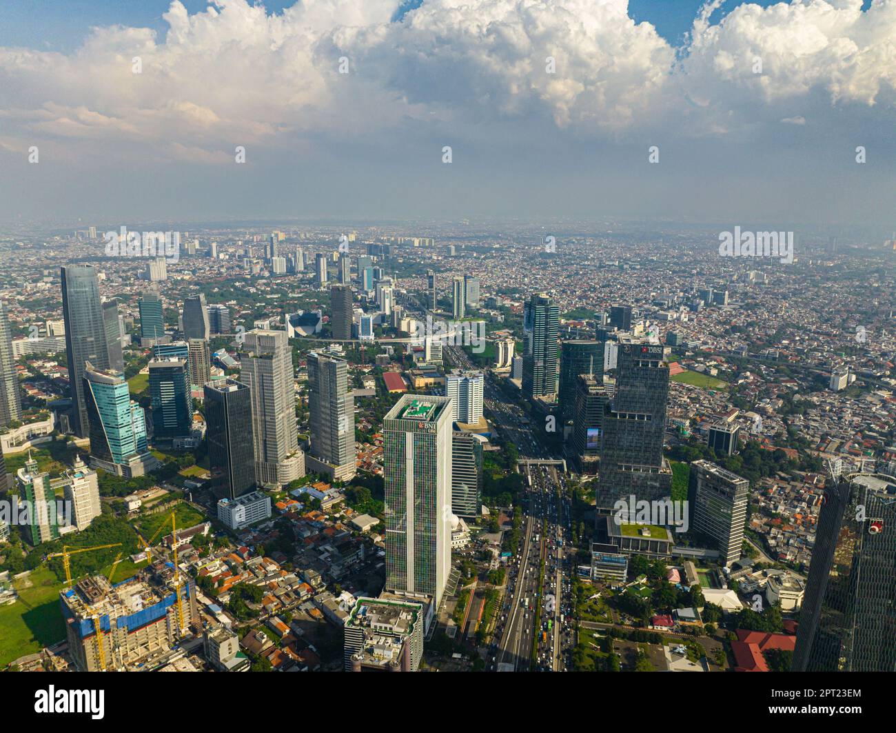 Giacarta, Indonesia - 11 ottobre 2022: Vista aerea dei grattacieli e degli edifici moderni di Giacarta. Foto Stock