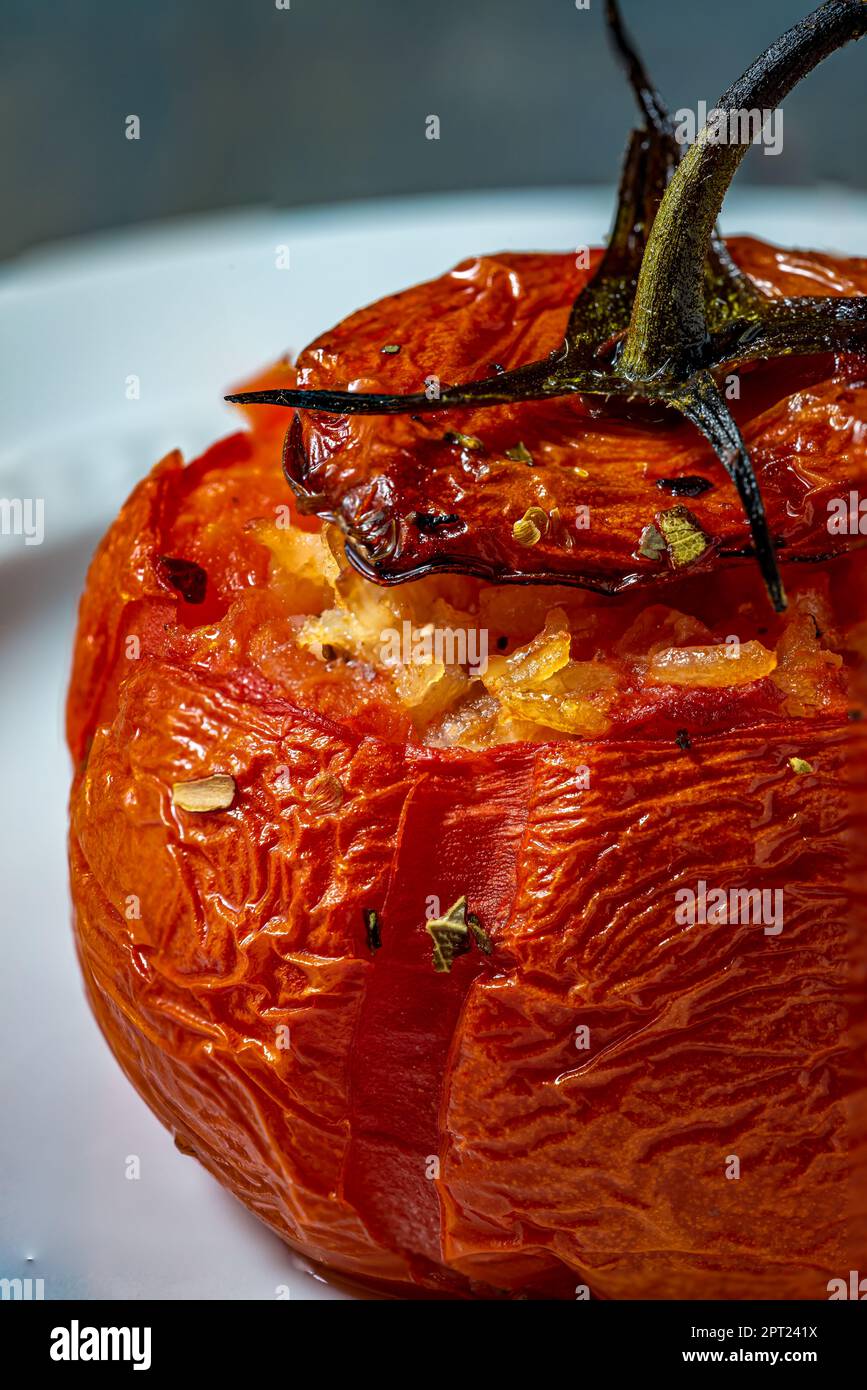 Pomodoro vegano ripieno. Primo piano estremo. Scatto macro. Foto Stock