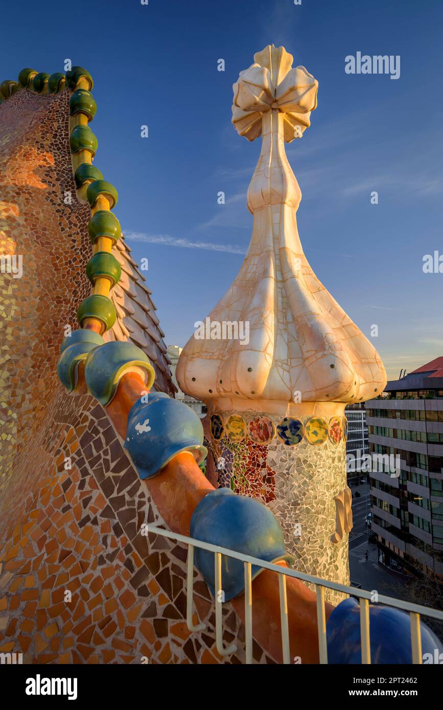 Tetto di Casa Batlló con la forma di scale drago e la croce di Sant Jordi (San Giorgio) all'alba (Barcellona, Catalogna, Spagna) Foto Stock