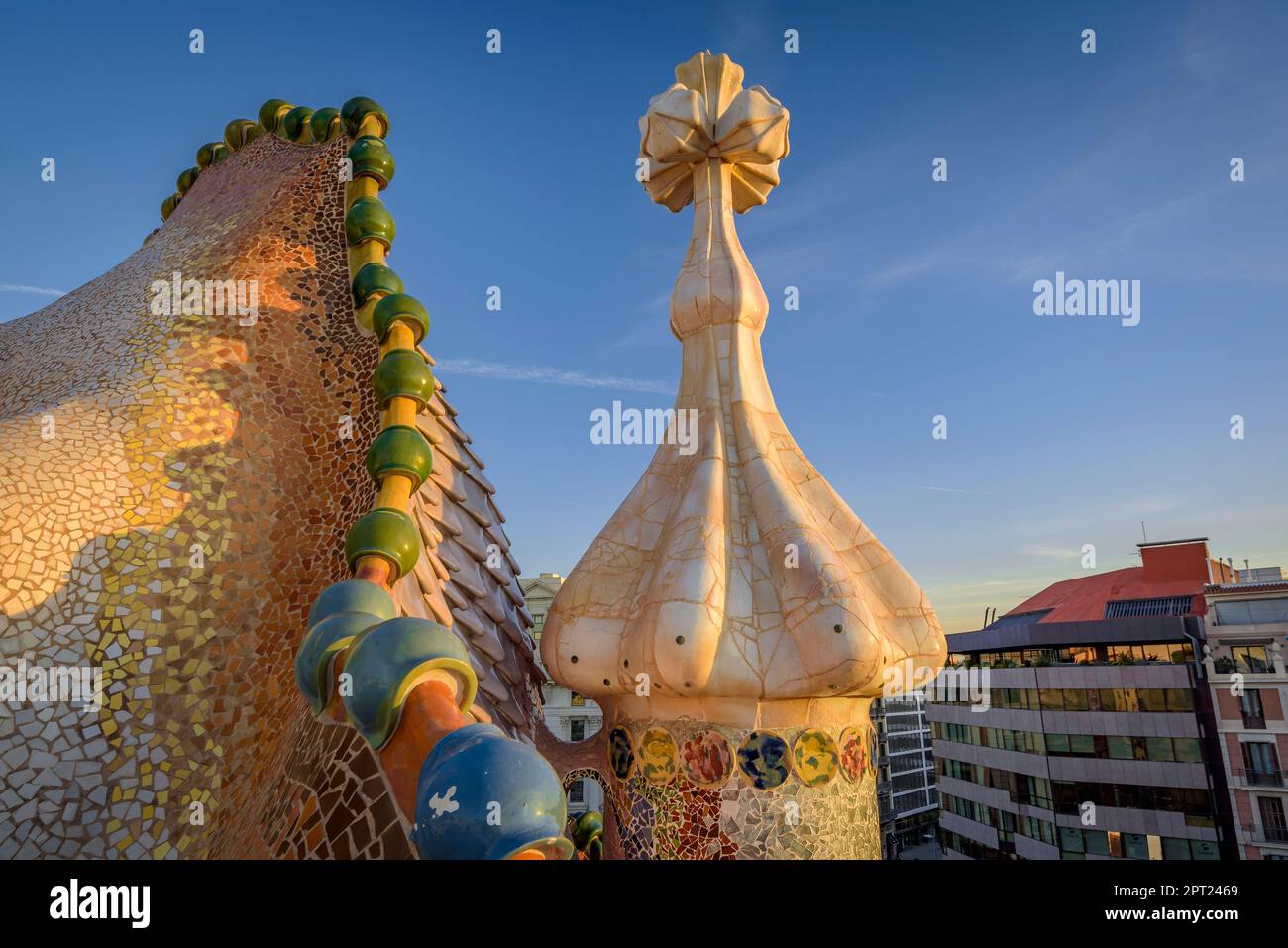 Tetto di Casa Batlló con la forma di scale drago e la croce di Sant Jordi (San Giorgio) all'alba (Barcellona, Catalogna, Spagna) Foto Stock