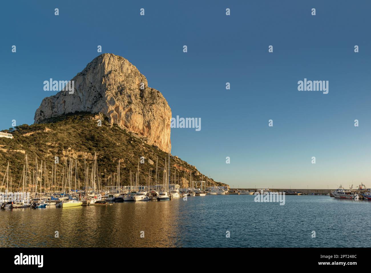 Il Peñón de Ifach, un'enorme formazione calcarea nel comune di Calp (Calpe) sulla costa mediterranea spagnolo, provincia di Alicante, Spagna. Foto Stock