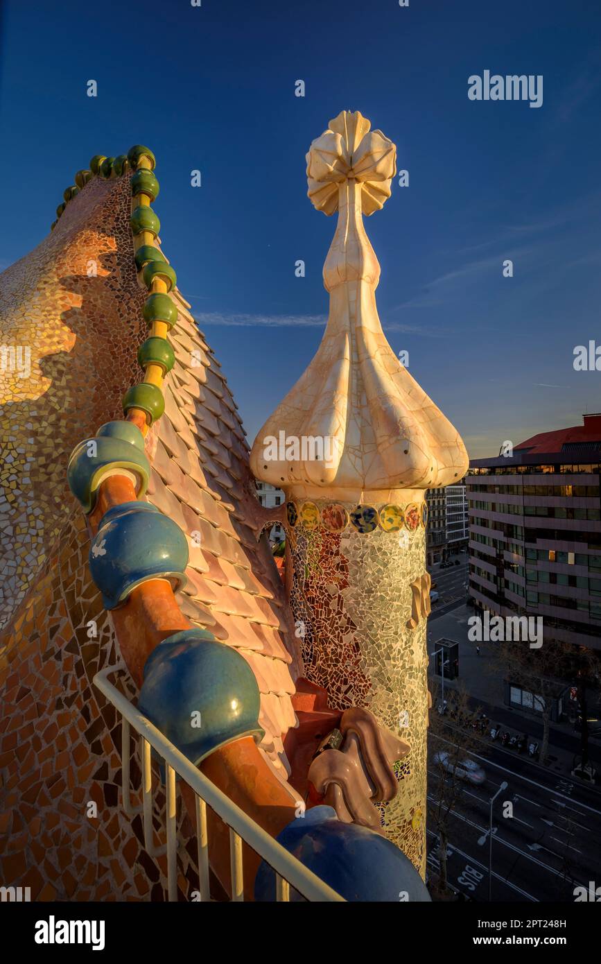 Tetto di Casa Batlló con la forma di scale drago e la croce di Sant Jordi (San Giorgio) all'alba (Barcellona, Catalogna, Spagna) Foto Stock