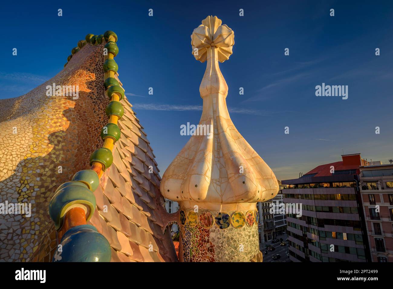 Tetto di Casa Batlló con la forma di scale drago e la croce di Sant Jordi (San Giorgio) all'alba (Barcellona, Catalogna, Spagna) Foto Stock