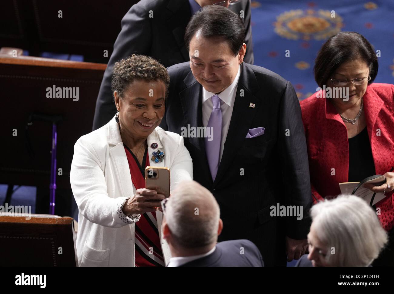 Il presidente sudcoreano Yoon Suk Yeol si pone per una foto dopo aver consegnato un discorso a una sessione congiunta del Congresso negli Stati Uniti Campidoglio a Washington DC Giovedì, 27 aprile 2023. Il presidente Joe Biden e il presidente Yoon hanno annunciato un nuovo piano chiave il mercoledì con l'obiettivo di scoraggiare l'aggressione nordcoreana. Foto di Ken Cedeno/UPI Foto Stock
