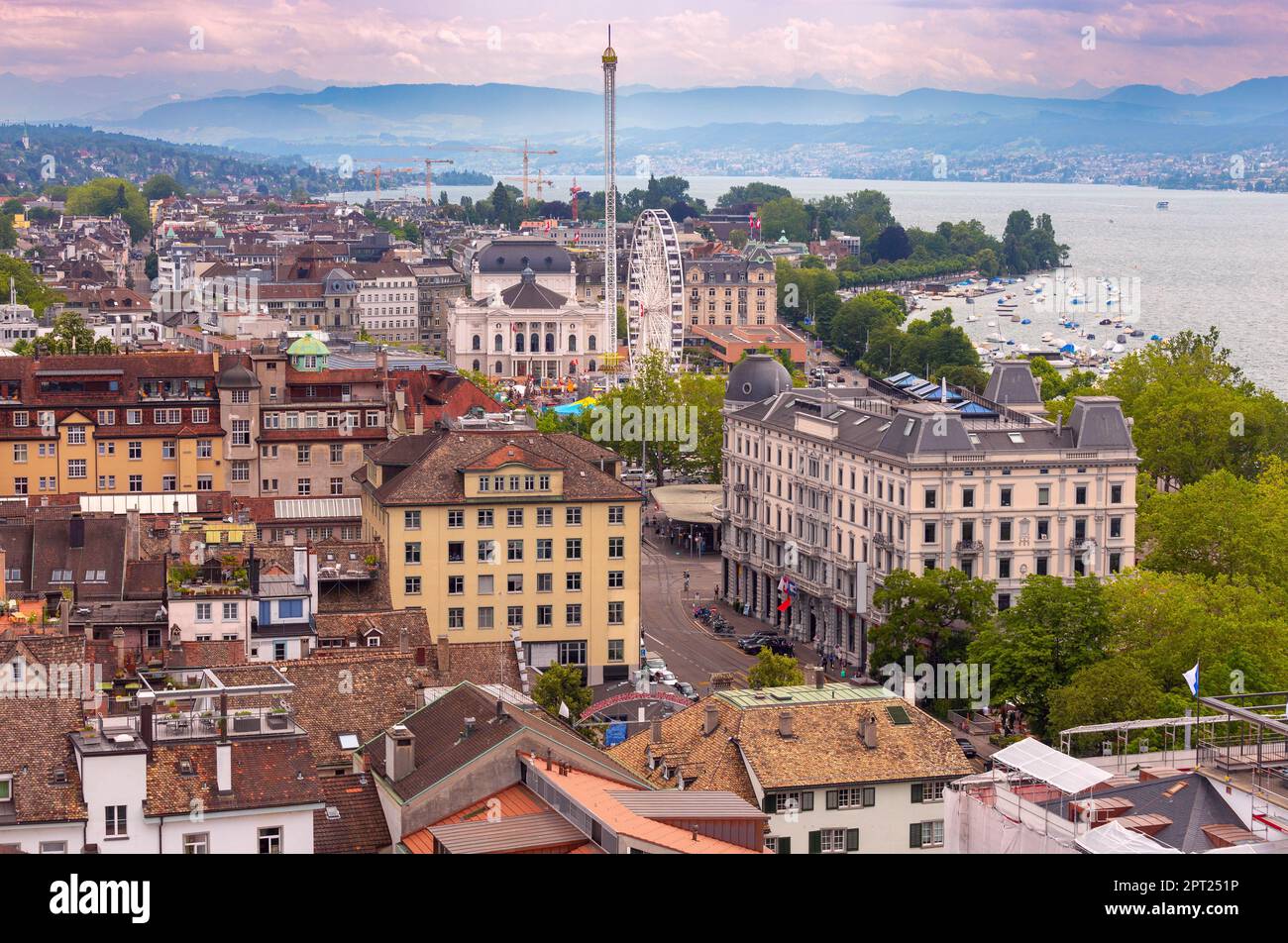 Vista aerea della parte storica della città in una giornata di sole. Zurigo. Svizzera. Foto Stock