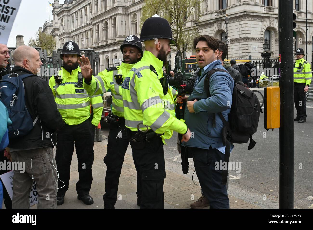 Downing Street, Londra, Regno Unito. 27th Apr, 2023. Protesta - dite no al fascista Meloni un'estrema destra che indossa una giacca blu e tiene una registrazione video contro il razzismo. Alzati per contrastare il razzismo e spingilo via 'gridandogli una truffa nazista' a Londra, Regno Unito. Credit: Vedi li/Picture Capital/Alamy Live News Foto Stock