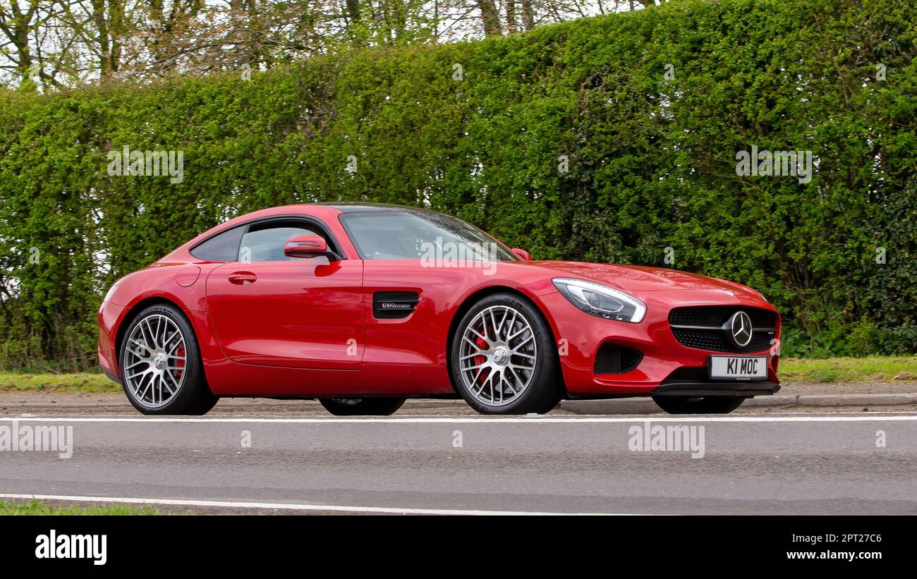 Bicester, Oxon, Regno Unito - Aprile 23rd 2023. 2016 rosso MERCEDES-BENZ AMG GT S PREMIUM AUTO che viaggia su una strada di campagna inglese Foto Stock
