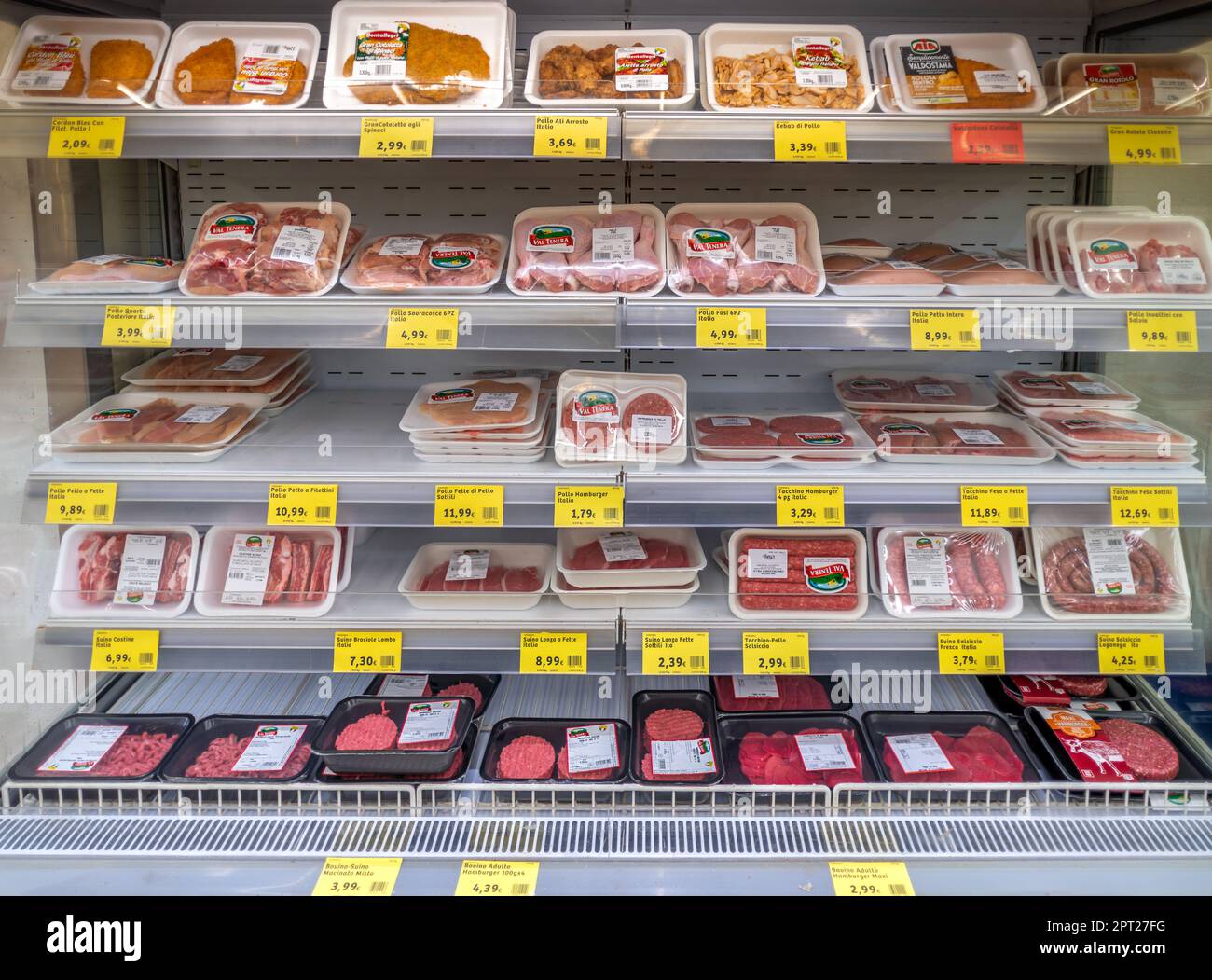 Torino, Italia - 27 aprile 2023: Scaffale refrigerato con carne fresca confezionata in vendita al supermercato italiano, confezioni sottovuoto di manzo, maiale, pollame con p Foto Stock