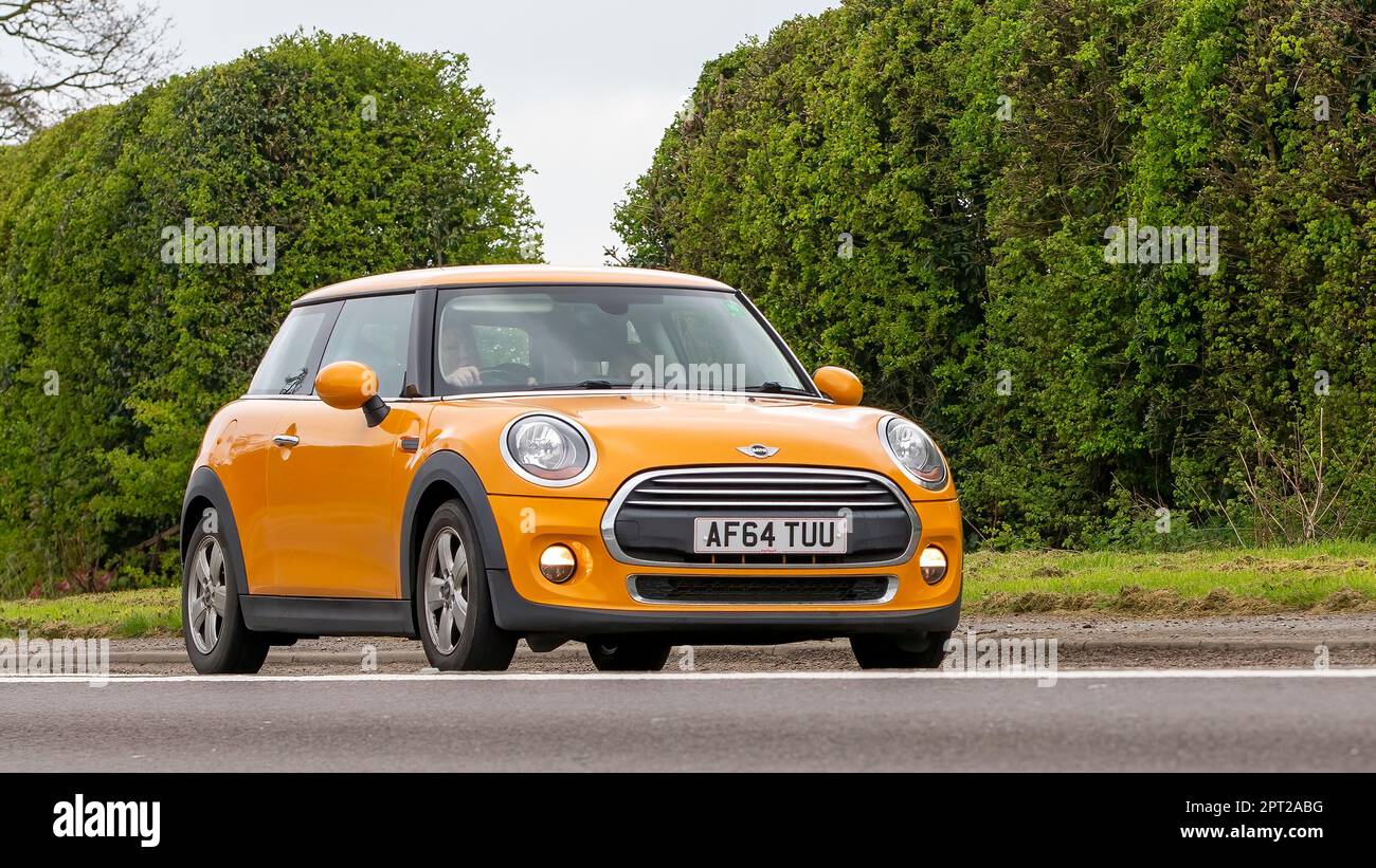 Bicester, Oxon, Regno Unito - Aprile 23rd 2023. 2014 mini ARANCIONE CHE viaggia su una strada di campagna inglese Foto Stock