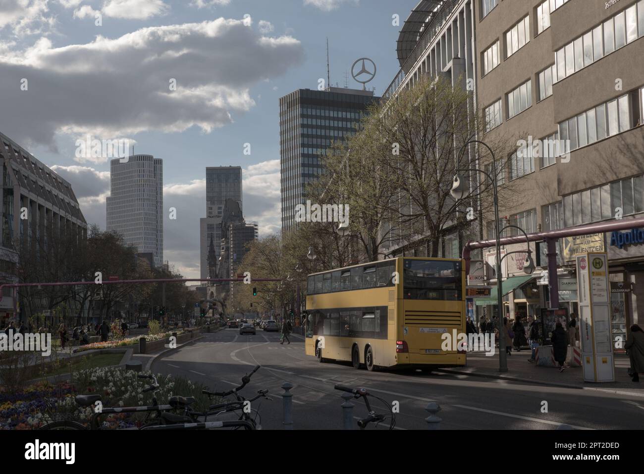 Berlino, Germania. 27th Apr, 2023. La vita a Berlino continua a prosperare, mentre i residenti e i turisti passeggiano per i negozi e i ristoranti vicino a Breitscheidplatz il 27 aprile 2023. Nonostante le sfide in corso, come la crisi energetica, l’economia tedesca si è dimostrata adattabile e resistente. Di conseguenza, il governo federale ha rivisto le previsioni di crescita economica verso l'alto, prevedendo ora un aumento del 0,4% del prodotto interno lordo per l'anno, rispetto alla stima del 0,2% di gennaio. (Foto di Michael Kuenne/PRESSCOV/Sipa USA) Credit: Sipa USA/Alamy Live News Foto Stock