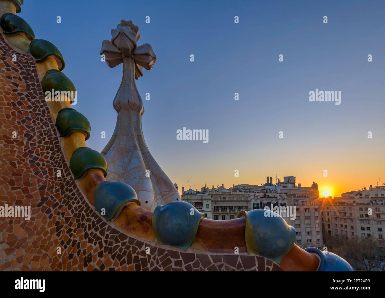 Tetto di Casa Batlló con la forma di scale drago e la croce di Sant Jordi (San Giorgio) all'alba (Barcellona, Catalogna, Spagna) Foto Stock