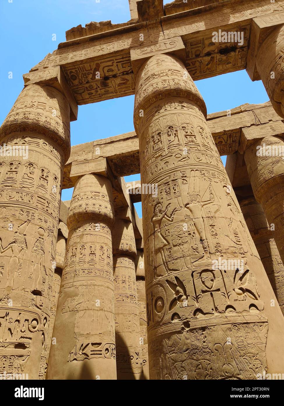 Grande Hypostyle Hall e nuvole a i Templi di Karnak (antica Tebe). Luxor, Egitto Foto Stock