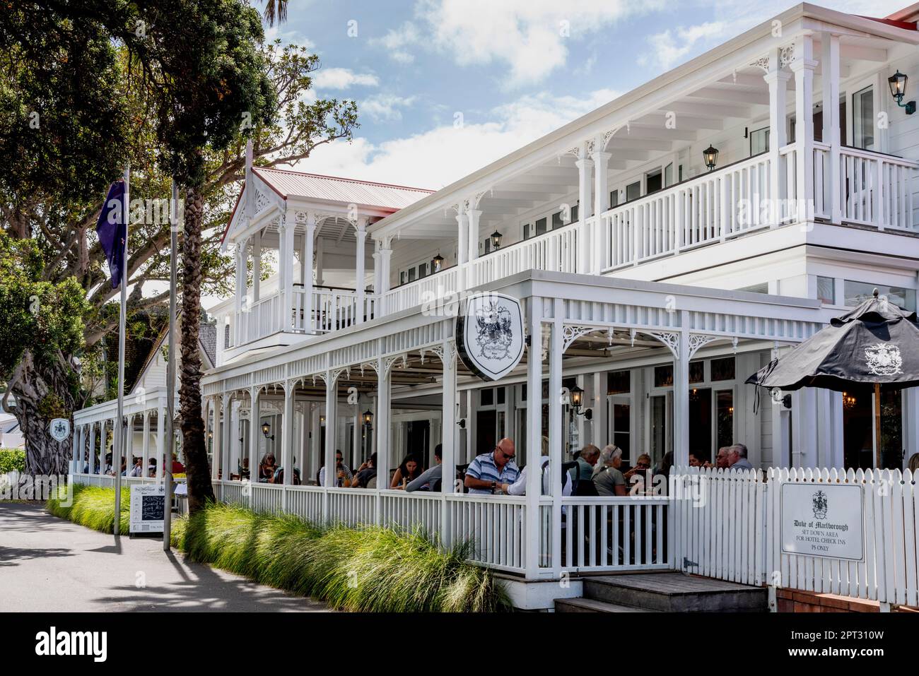 Persone che mangiano pranzo al Duke of Marlborough Hotel, Russell, Bay of Islands, Northland, Nuova Zelanda Foto Stock