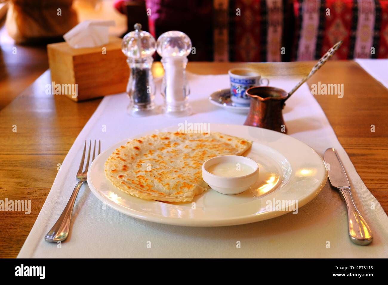 Delizioso yantyk caldo sul piatto nel ristorante Foto Stock
