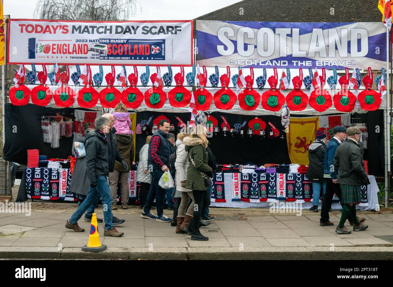 Metà sciarpe e altre merci in vendita ai tifosi in visita a Twickenham per la partita di rugby Inghilterra-Scozia. Foto Stock