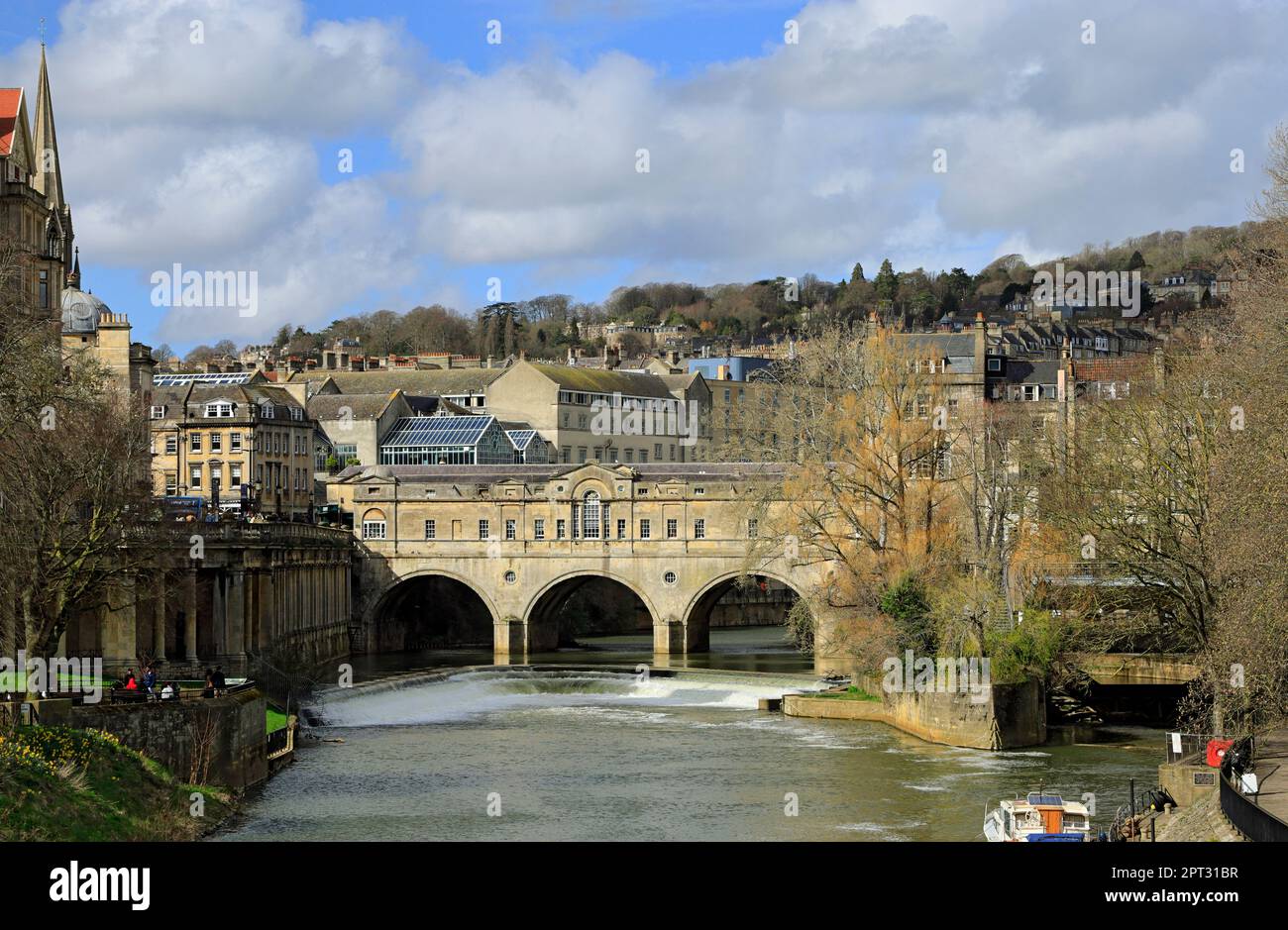 River Avon e Pulteney Bridge, Bath, Somerset, Inghilterra, Regno Unito. Foto Stock