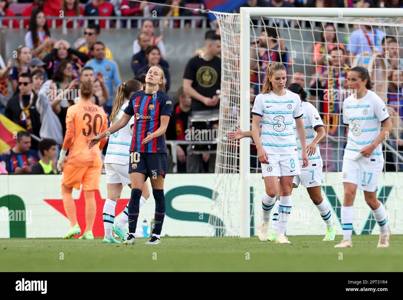 Caroline Graham Hansen di Barcellona reagisce dopo aver sparato a tutto campo durante la semifinale della UEFA Women's Champions League, seconda tappa al Camp Nou di Spotify a Barcellona, Spagna. Data immagine: Giovedì 27 aprile 2023. Foto Stock