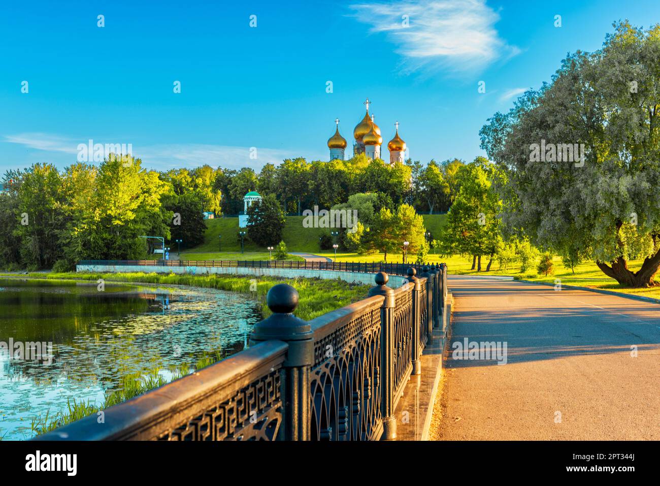 Argine nel Parco Strelka nella città di Yaroslavl con vista sulla Cattedrale dell'Assunzione Foto Stock