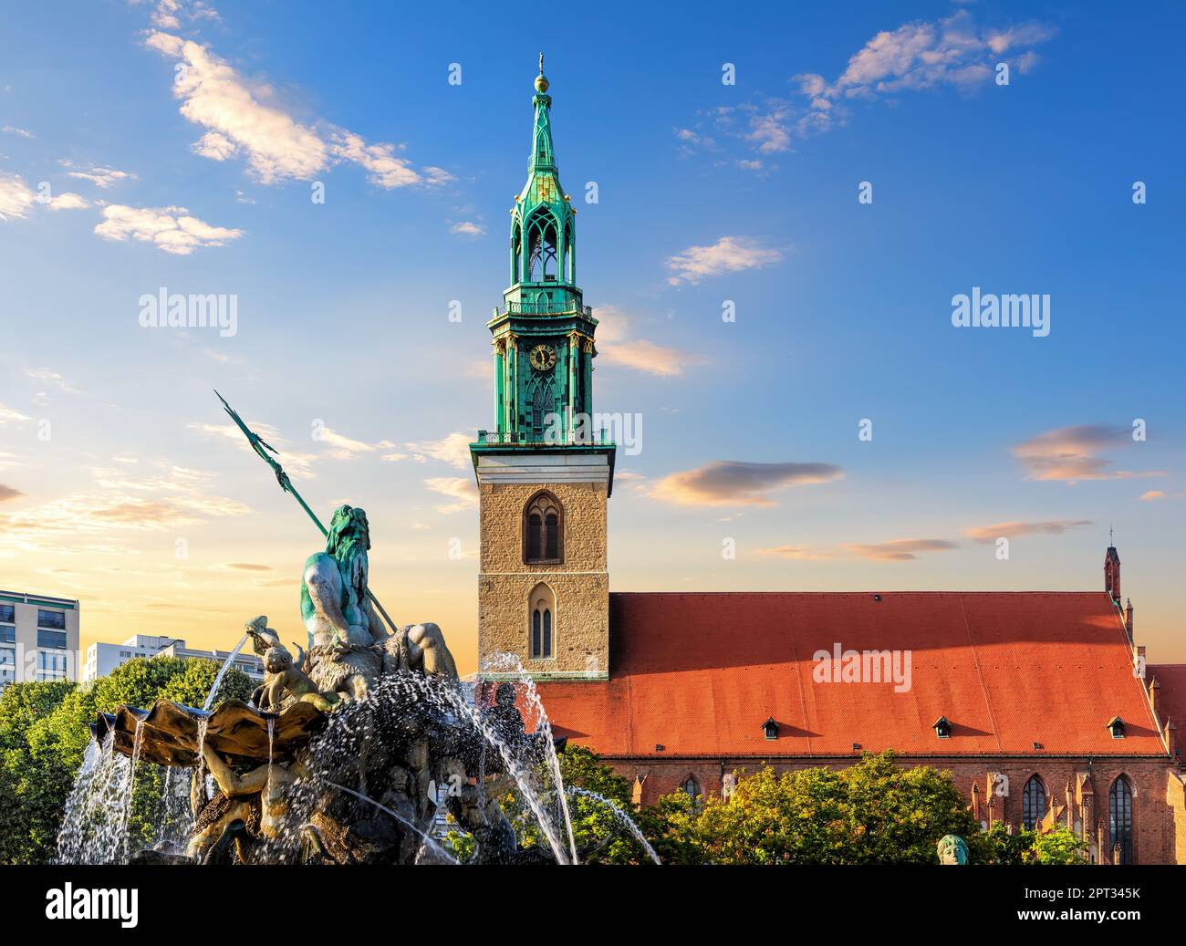 La Fontana di Nettuno di fronte alla Chiesa di Santa Maria a Berlino, in Germania. Foto Stock