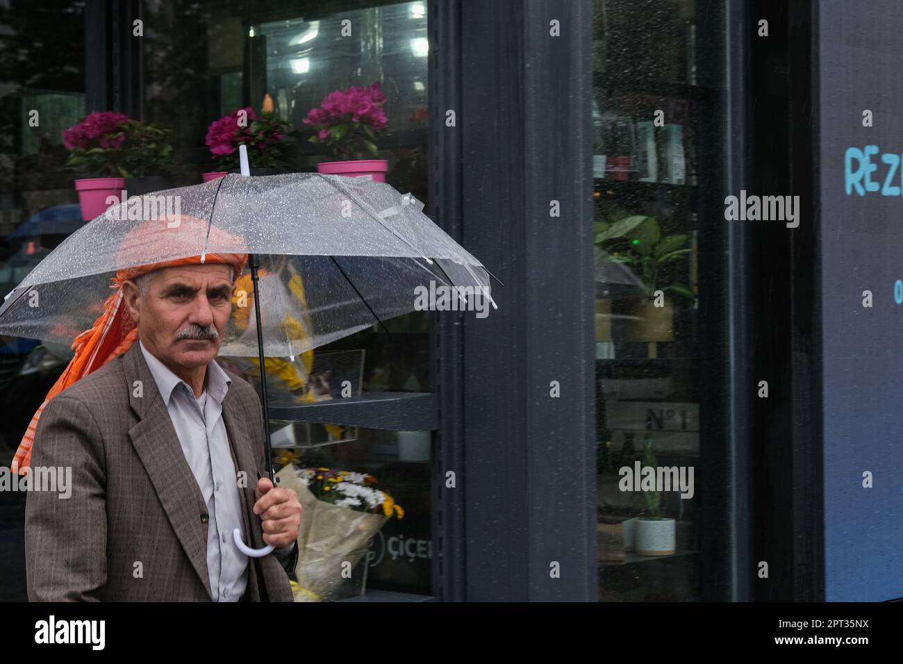 Istanbul, Turchia. 27th Apr, 2023. Un uomo tiene un ombrello per proteggerlo dalla pioggia a Istanbul. Nonostante il tempo piovoso e nuvoloso, la densità di turisti nel quartiere SÃ¼leymaniye di Istanbul, una delle città preferite al mondo, ha attirato l'attenzione. (Credit Image: © Mine Toz/SOPA Images via ZUMA Press Wire) SOLO PER USO EDITORIALE! Non per USO commerciale! Foto Stock