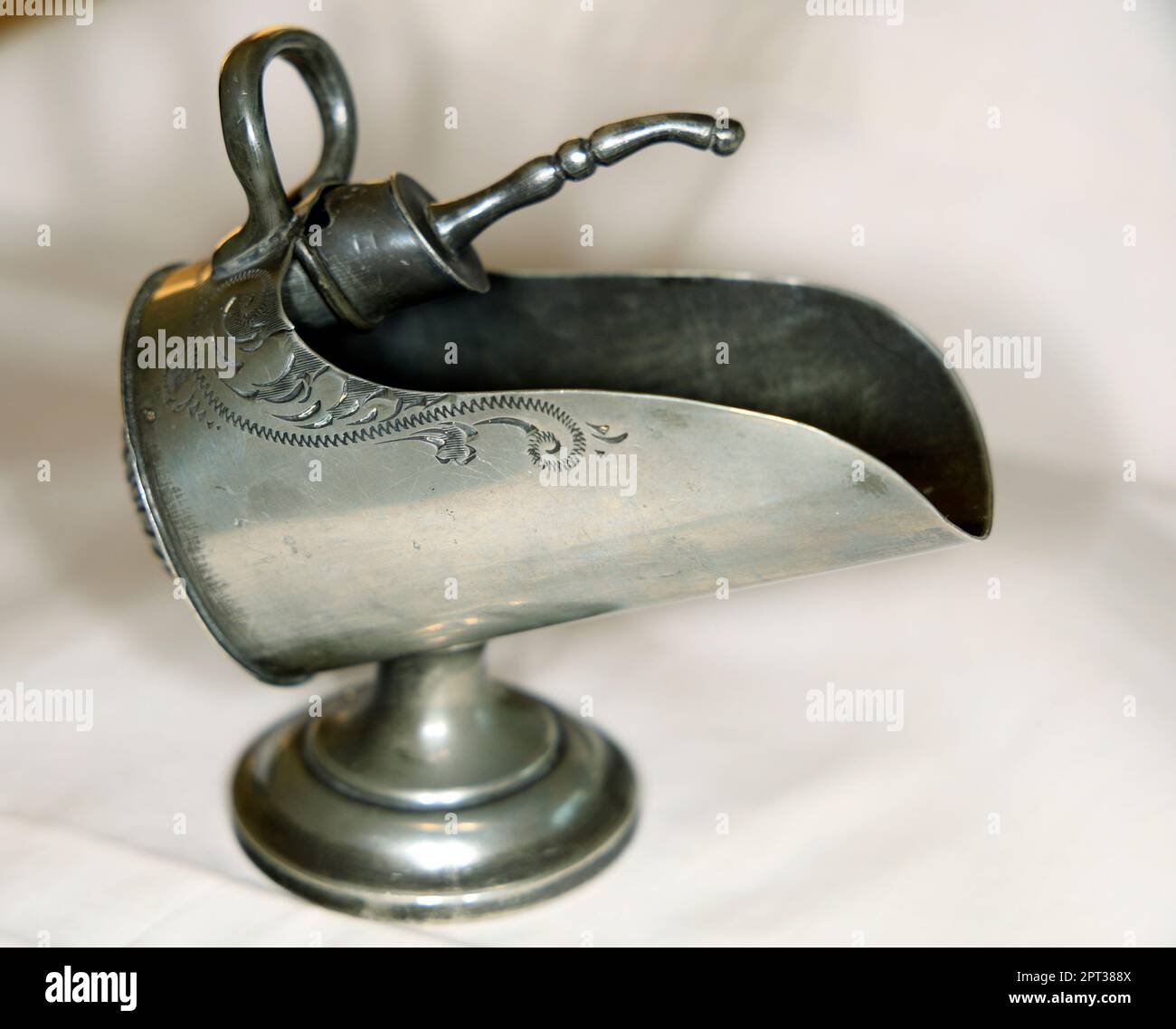 Vecchia ciotola di zucchero pelato a forma di sottofondo bianco. Foto Stock