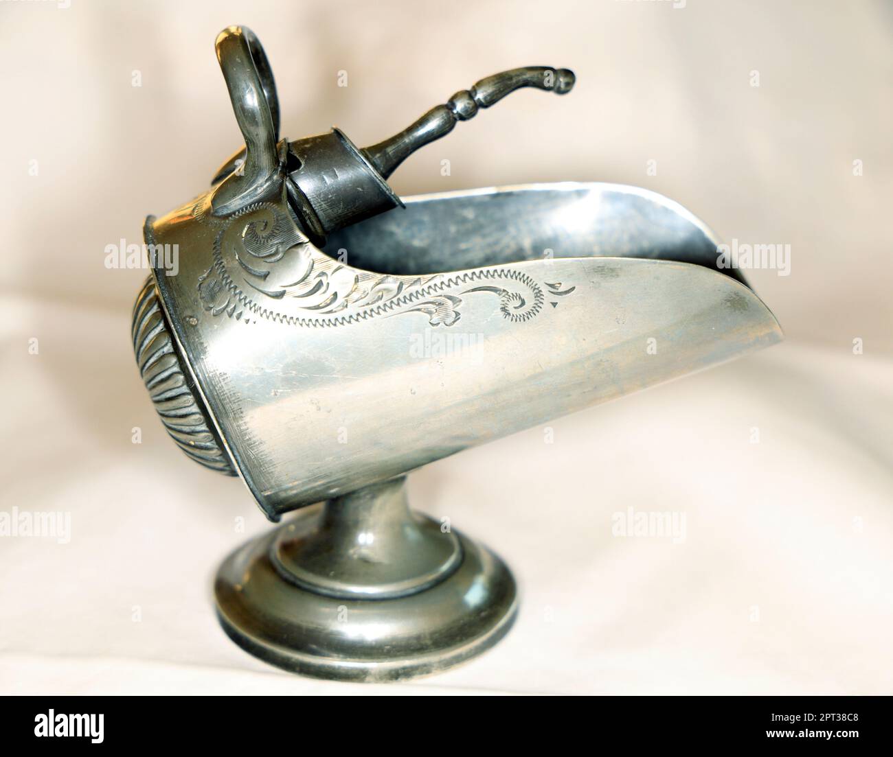 Vecchia ciotola di zucchero pelato a forma di sottofondo bianco. Foto Stock