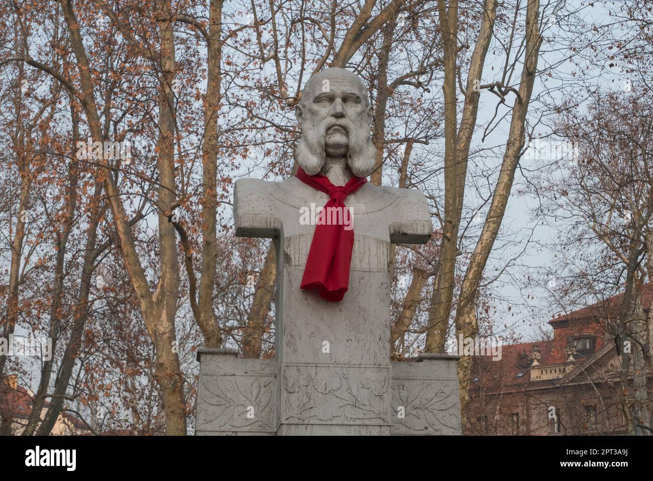 ZAGABRIA, CROAZIA-4 gennaio 2020: Un busto di Ivan Mazuranic nel parco di Zrinjevac con un legame rosso. Foto Stock