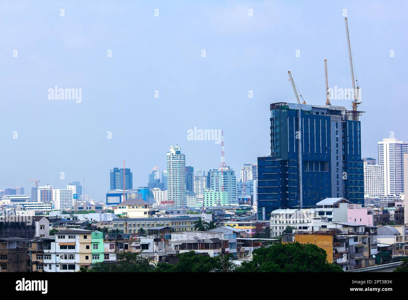 Il paesaggio di rifugi comunitari e alti edifici a Bangkok, Thailandia Foto Stock