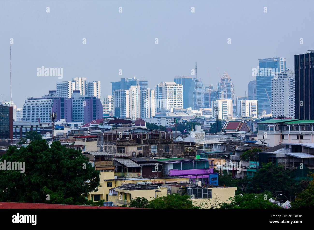 Il paesaggio di rifugi comunitari e alti edifici a Bangkok, Thailandia Foto Stock