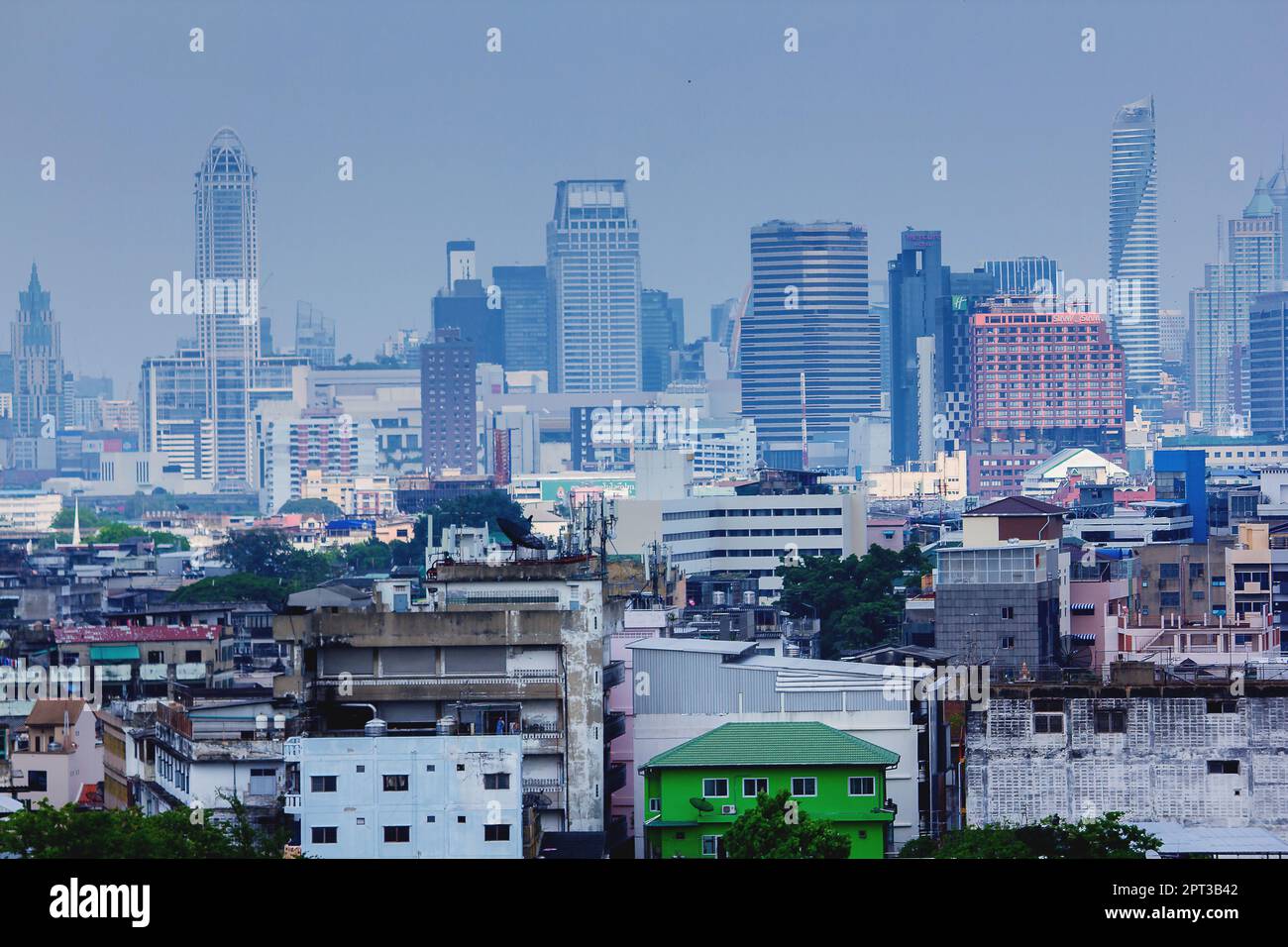 Il paesaggio di rifugi comunitari e alti edifici a Bangkok, Thailandia Foto Stock