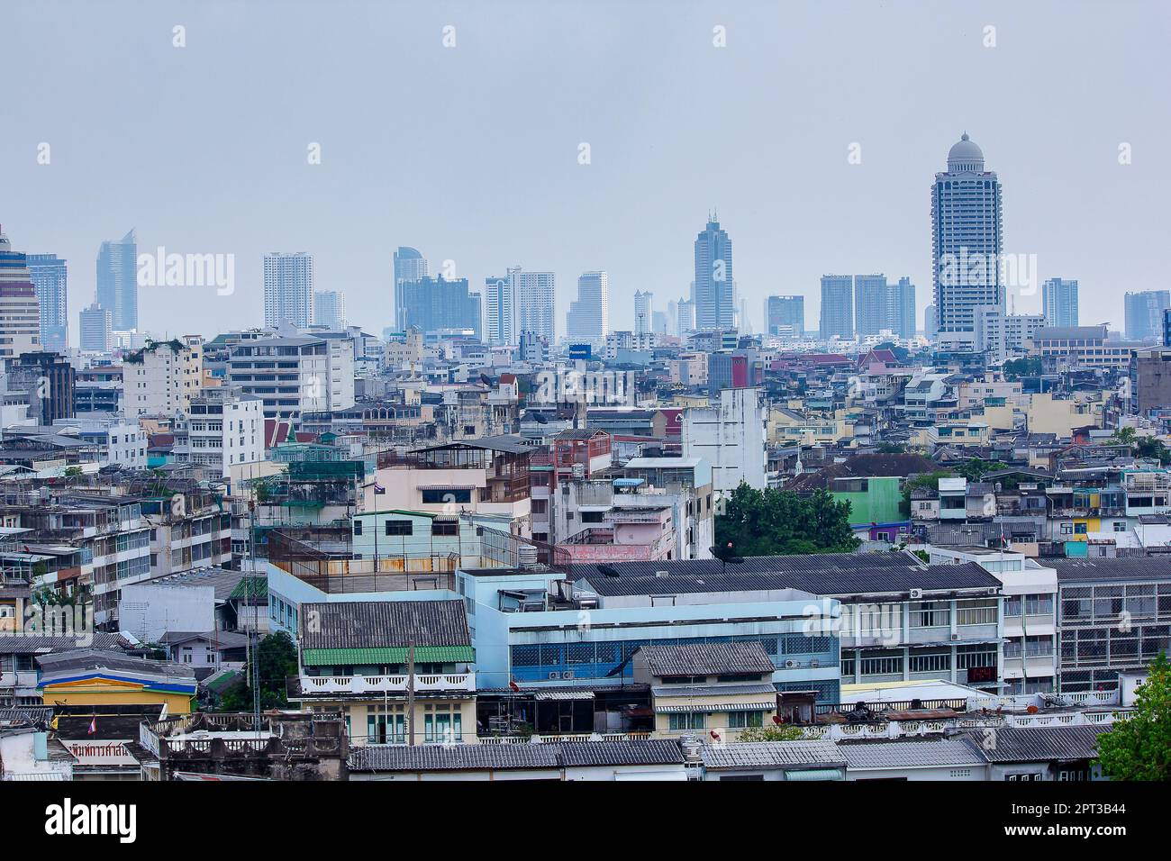 Il paesaggio di rifugi comunitari e alti edifici a Bangkok, Thailandia Foto Stock