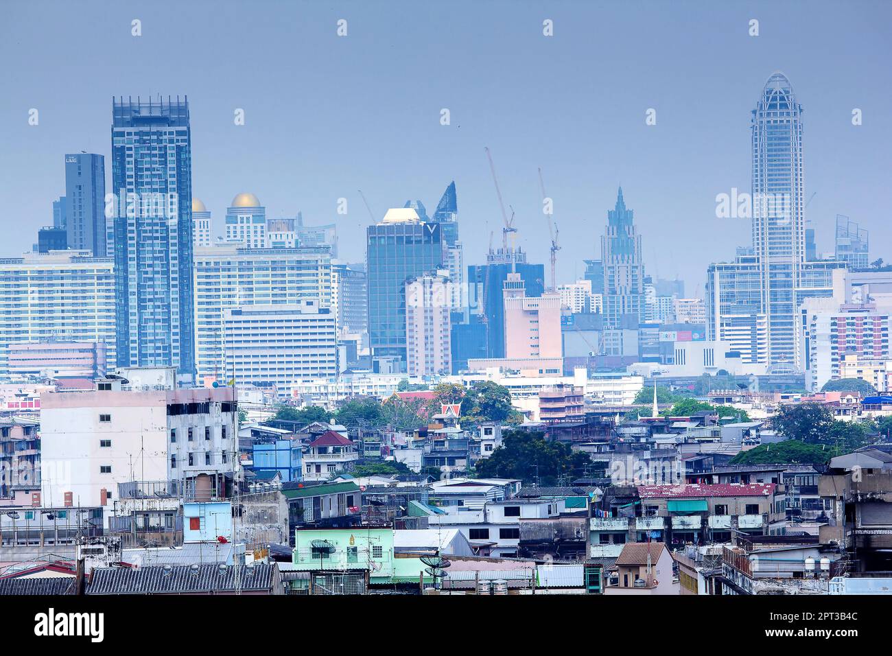 Il paesaggio di rifugi comunitari e alti edifici a Bangkok, Thailandia Foto Stock