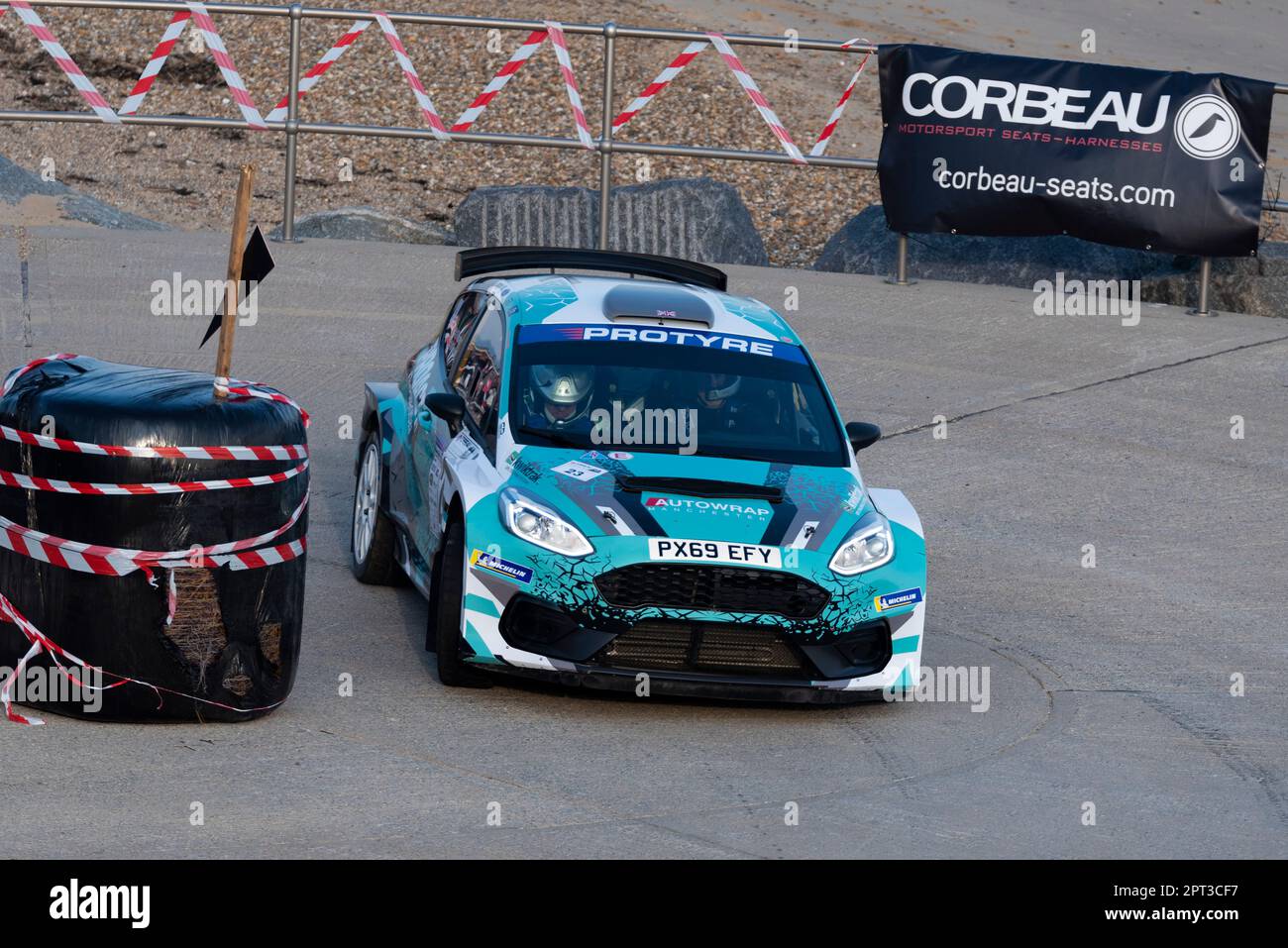 Mike inglese correndo una Ford Fiesta Rally 2 in gara nel Corbeau Seats rally sul lungomare di Clacton on Sea, Essex, UK. Secondo conducente Simon Hunter Foto Stock