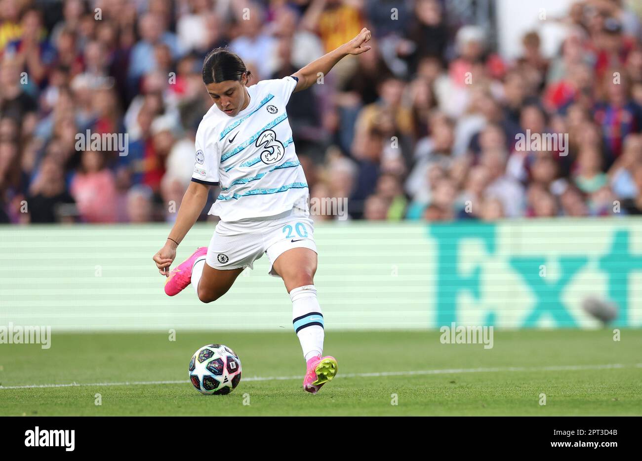 Sam Kerr di Chelsea spara in gol durante la semifinale della UEFA Women's Champions League, seconda tappa, al Camp Nou di Spotify a Barcellona, Spagna. Data immagine: Giovedì 27 aprile 2023. Foto Stock