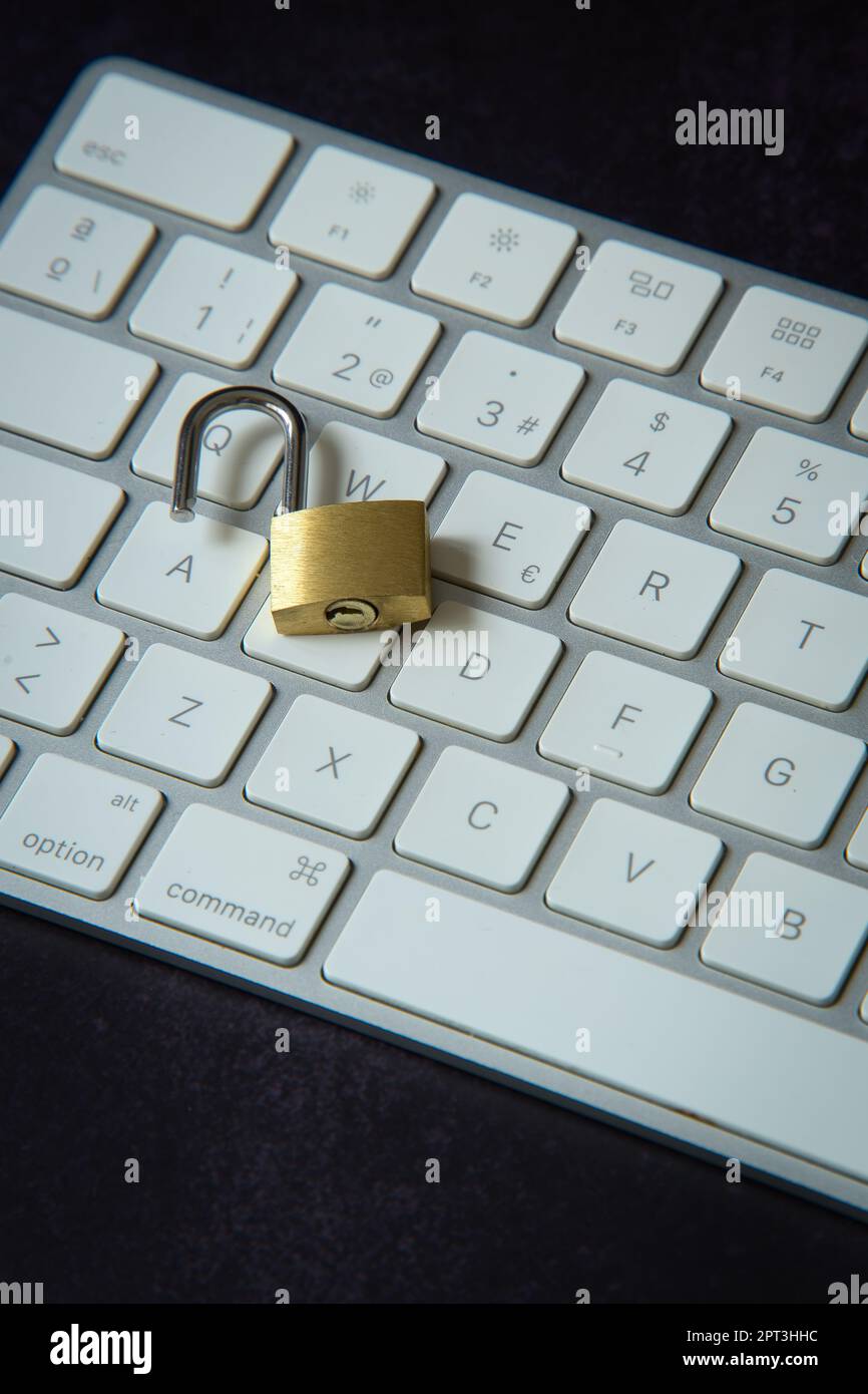 Sistema violato, ambiente software compromesso. Darkweb, darknet e concetto di hacking. Foto Stock
