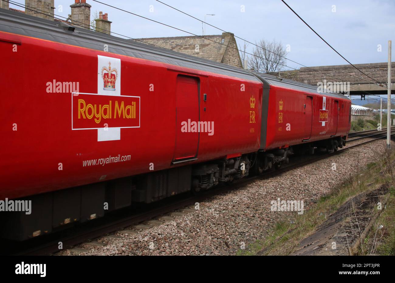 Fine dell'unità 325012 sulle unità elettriche multiple di Royal Mail di classe 325 sulla linea ferroviaria principale della costa occidentale che attraversa Carnforth 26th aprile 2023. Foto Stock